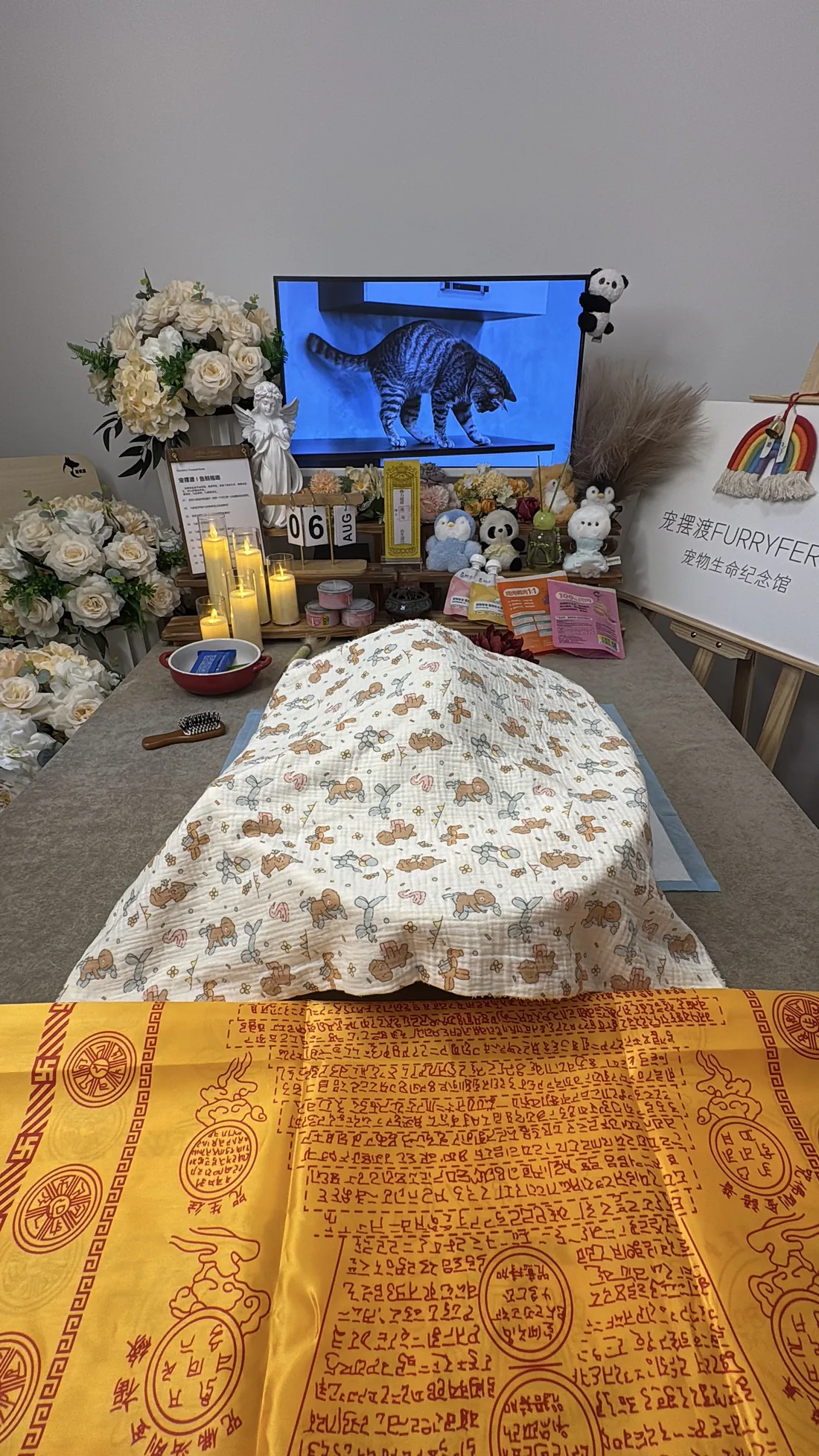 上海宠物告别仪式中的鲜花与纪念照片